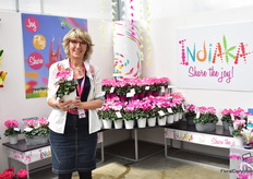 Florence Vaux of Morel presenting Indiaka. A new bi-colored cyclamen series. The series has more heat resistance with an intense coloring. “The contrast between the petals’ white base and its vibrant color at the tip of the flower makes a stunning show.” Also nice to mention is that this French breeding company is celebrating it’s 100th anniversary this year and that they received the MPS certificate A+ end of 2018.